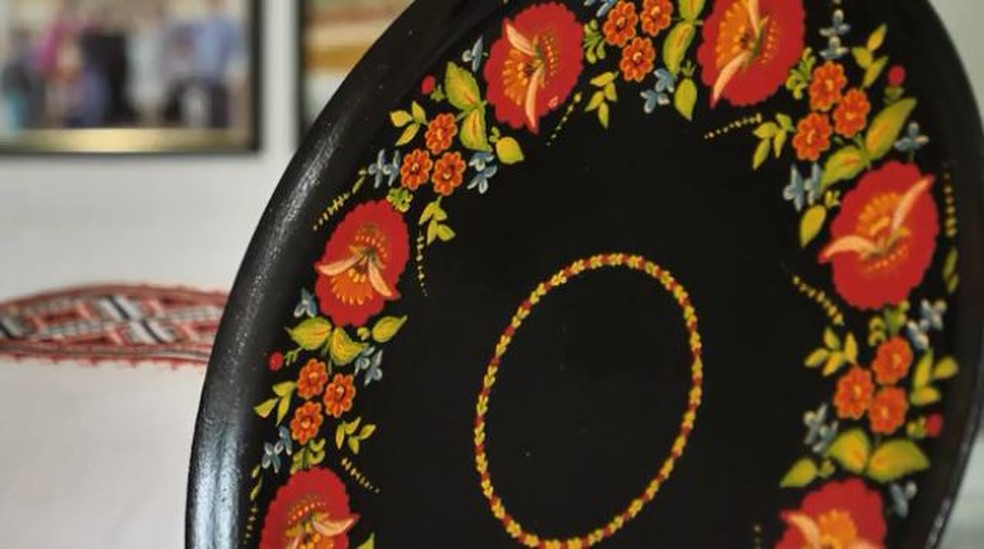 Pintura tradicional ucraniana, conhecida como Petrykivka, também está presenta em itens decorativos de muitas casas no município — Foto: Arquivo/Caminhos do Campo/RPC