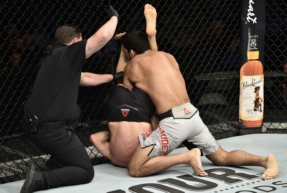 Árbitro encerra a luta após Manny Bermudez (short claro) berrar e desistir da luta contra Charles Rosa (de short escuro) — Foto: Chris Unger/Getty Images