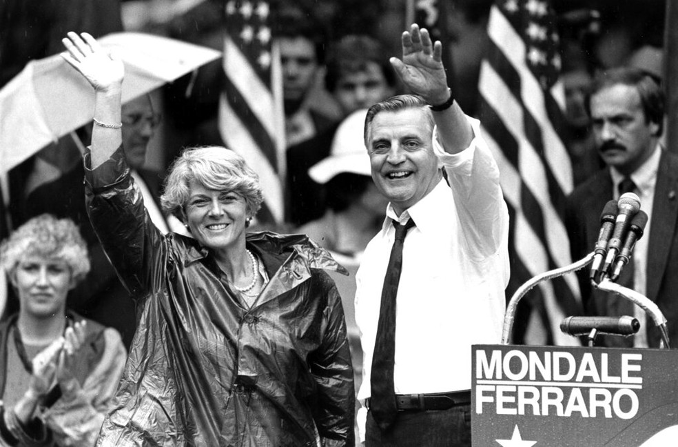 Walter Mondale, então candidato democrata a presidente dos EUA, acena junto à candidata a vice, Geraldine Ferraro, em evento de campanha em Portland em setembro de 1984 — Foto: Jack Smith/AP Photo/Arquivo
