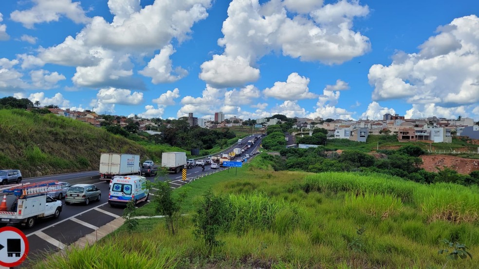 Um grande congestionamento se formou na SP-294 após carreta ficar atravessada e deixar apenas uma faixa livre — Foto: Maycon Oliveira/Arquivo pessoal