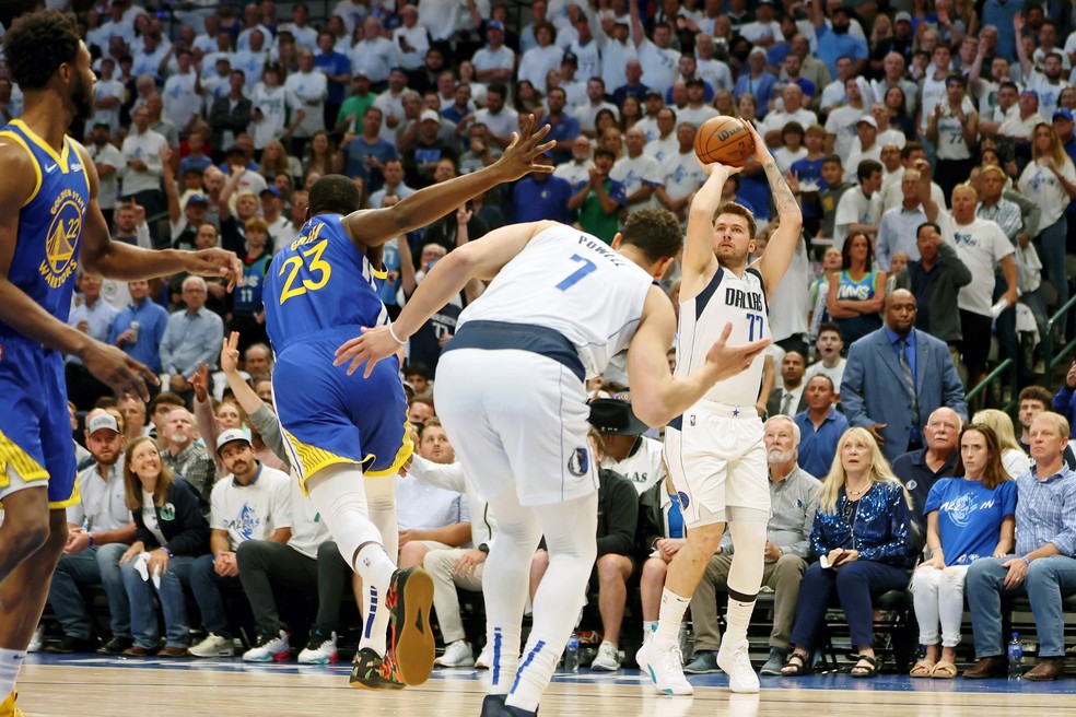 Luka Doncic arremessa para os Mavericks &mdash; Foto: Kevin Jairaj-USA TODAY Sports