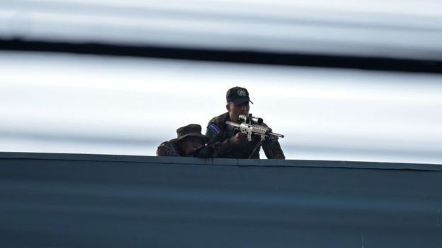 O aparato de segurança em torno do Congresso incluiu a presença franco-atiradores (Foto: Getty Images via BBC News)