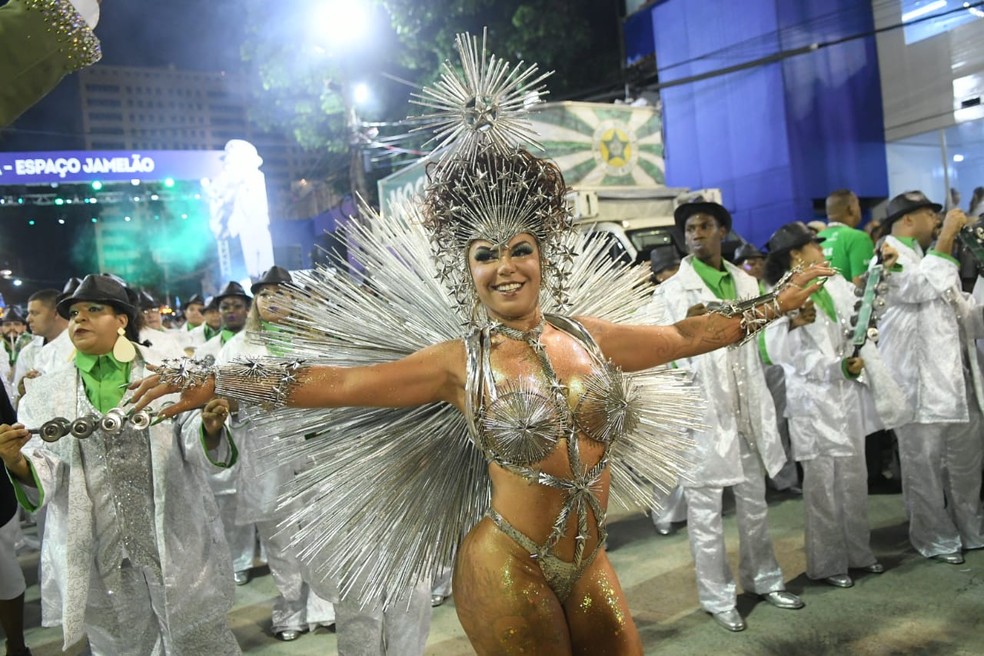 Rainha da Mocidade Independente Padre Miguel desde 2023, Giovana Angélica, nascida na Vila Vintém, fica feliz com movimento de valorização dos talentos da comunidade — Foto: Alexandre Durão/G1