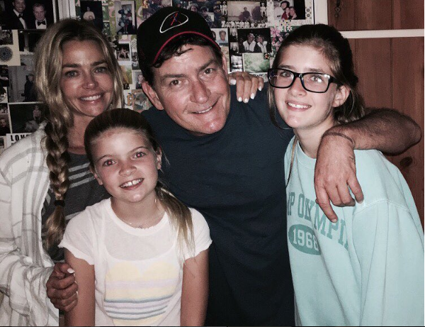 O ator Charlie Sheen com as filhas e sua ex-esposa (Foto: Instagram)