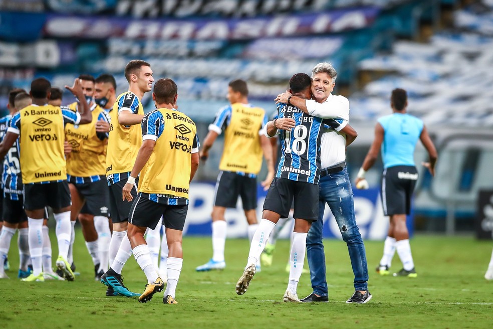 Renato Portaluppi abraça Léo Chú após atacante garantir vitória do Grêmio — Foto: Lucas Uebel/Grêmio FBPA