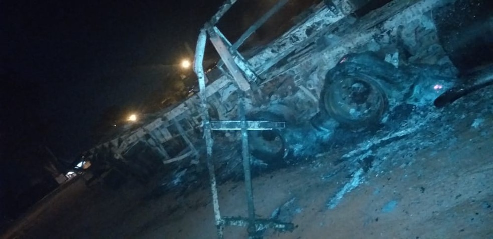 Caminhão ficou destruído após incêndio — Foto: Divulgação