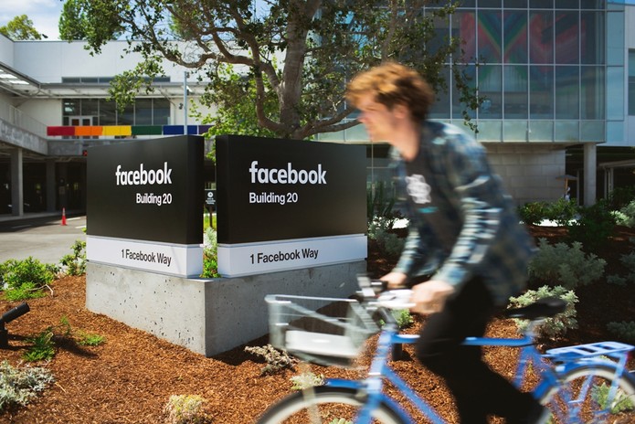 Facebook muda logo tamb?m nas placas da sede, em Palo Alto (Foto: Reprodu??o/MediaCollective)