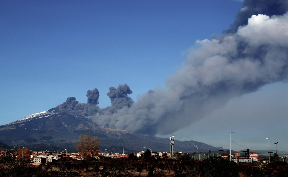 Vulcão Etna expele cinzas e provoca tremores na Itália ...