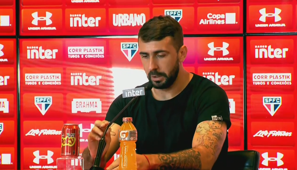 Pratto, em coletiva de despedida no São Paulo (Foto: reprodução)