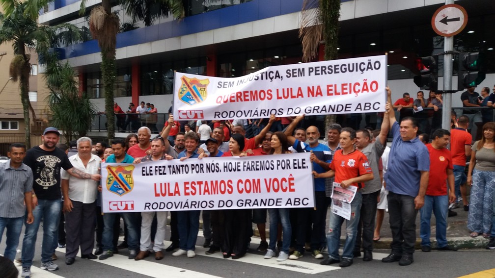 Movimentação no Sindicato dos Metalúrgicos, na cidade de São Bernardo do Campo, região metropolitana de São Paulo, onde Luiz Inácio Lula da Silva irá acompanhar o seu julgamento.  (Foto: Hélvio Romero/Estadão Conteúdo )