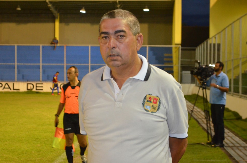 Dom�cio Leite, presidente do Lucena, decidiu que o time jamais usaria a 10, em homenagem ao Rei � Foto: Arquivo / ge