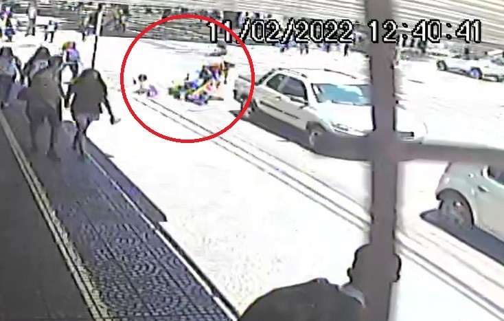 VÍDEO: Duas pessoas são atropeladas por moto em frente a escola de Maringá