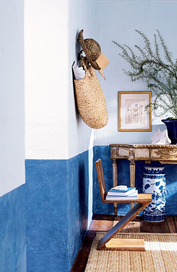 Décor do dia: Parede bicolor azul mediterrâneo no hall de entrada (Foto: Reprodução)