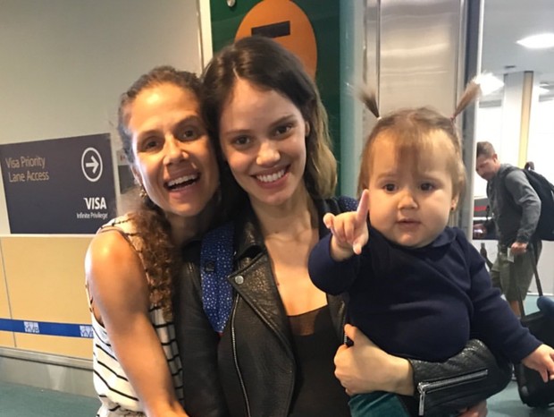 Laura Neiva com a mãe e a irmã (Foto: Reprodução/Instagram)