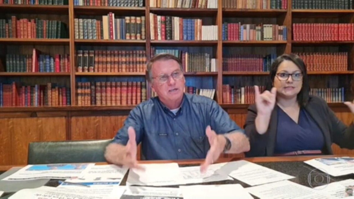 Facebook e YouTube tiram do ar live em que Bolsonaro faz relação falsa entre vacinas contra Covid e Aids