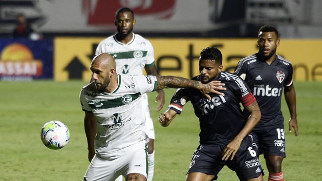 Fernandão disputa bola com Reinaldo