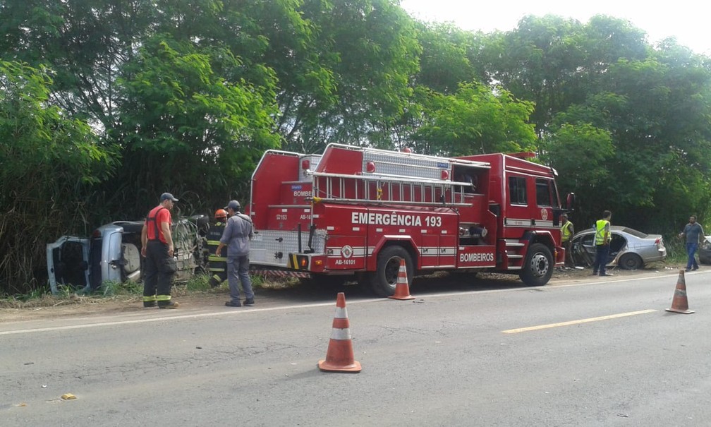 Corpo de Bombeiros socorreu duas vítimas do acidente na Hermínio Petrin, em Piracicaba  — Foto: Edijan Del Santo/EPTV