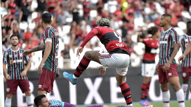 Gabriel toca para o gol em lance que acabou anulado pelo VAR