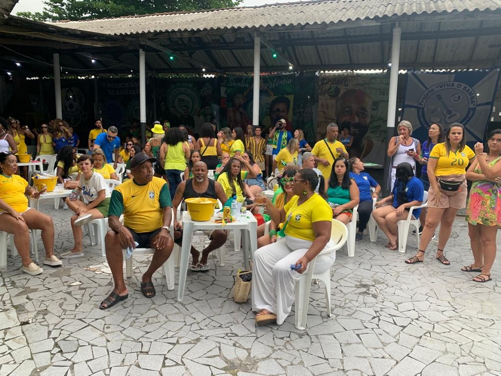 Torcedores da Baixada Santista se reúnem para torcer pelo Brasil, mas assistem a derrota contra Camarões