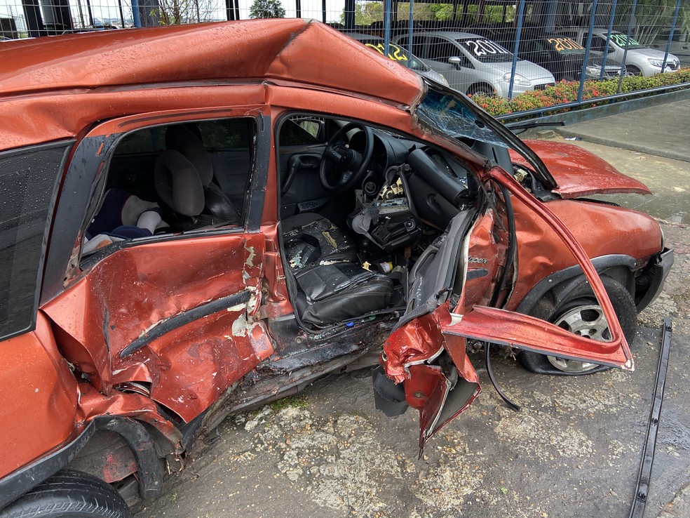 Motorista do carro não resistiu e morreu após acidente. — Foto: Patrick Marques/G1 AM