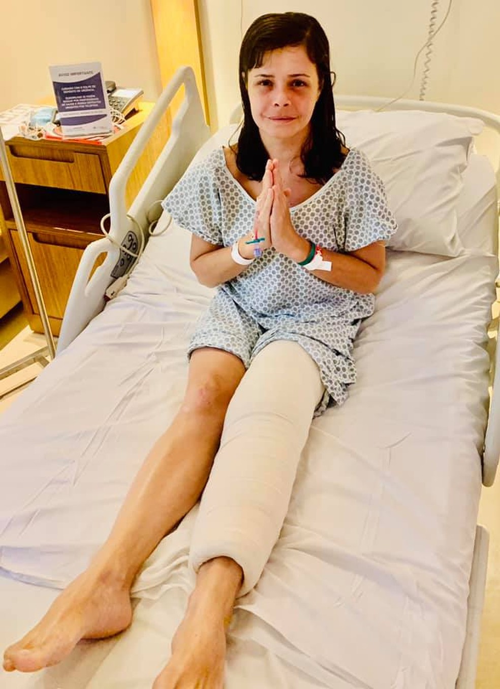 Ticyana na época da agressão: joelho quebrado e três meses de recuperação — Foto: Reprodução/redese sociais