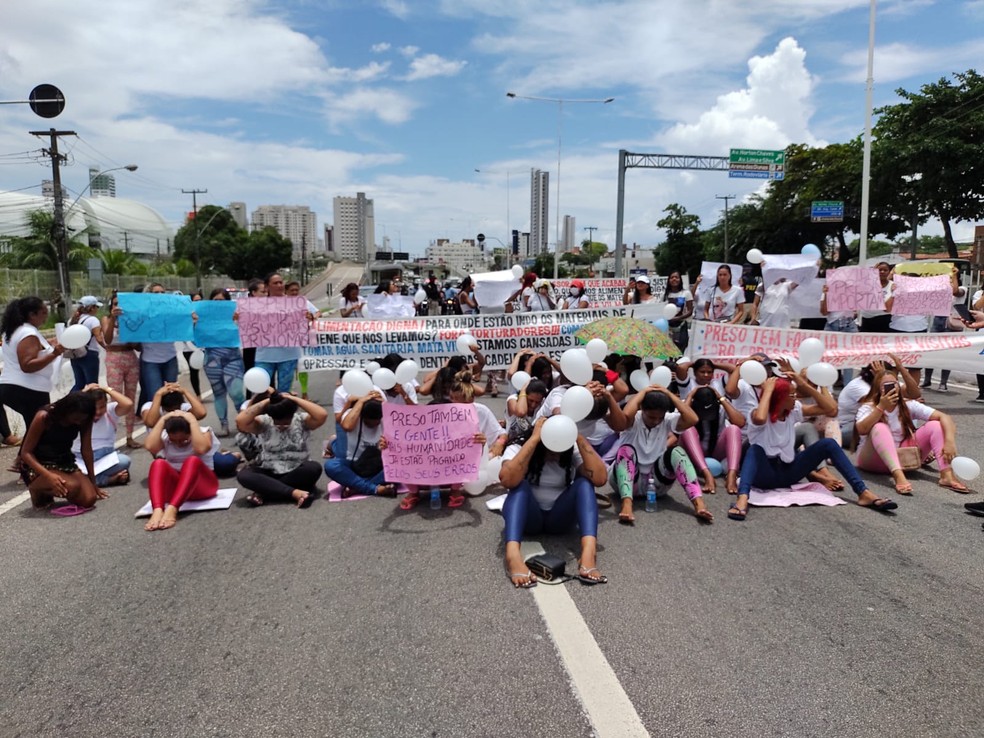 Familiares de presos sentam e fecham trânsito na BR-101 em Natal — Foto: Lucas Cortez/Inter TV Cabugi