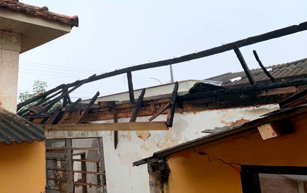 Imóvel incendiado no centro de Assis ficou destruído, segundo os bomberios — Foto: AssisCity/Divulgação 
