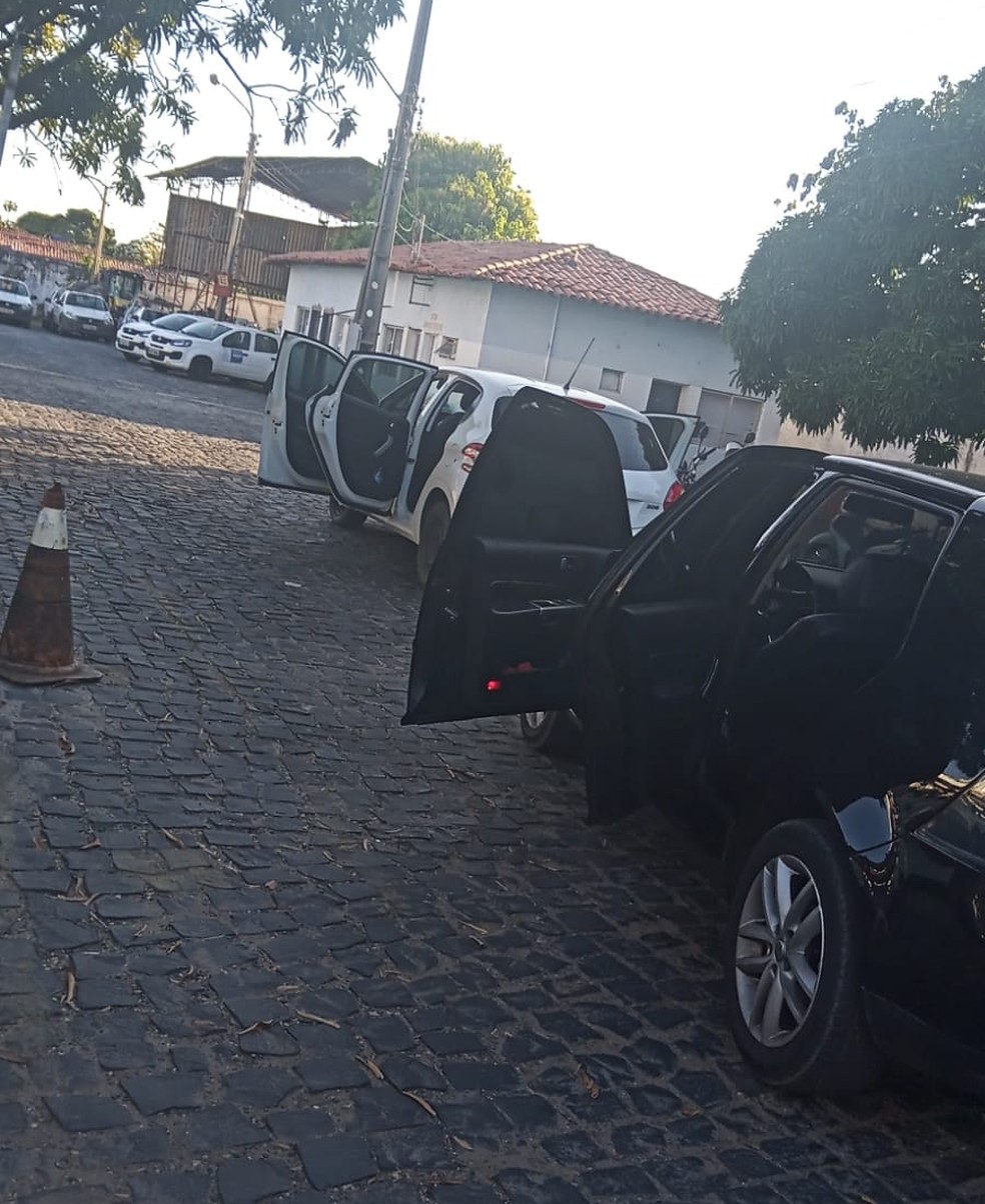 Moradores bloqueiam saída de carros da Equatorial em protesto contra falta de energia — Foto: Arquivo pessoal
