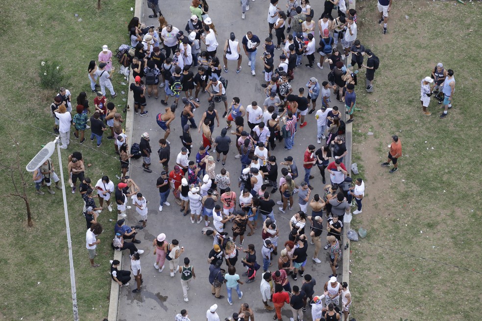 Pessoas voltam a se aglomerar na Praça Roosevelt, no centro de São Paulo, neste domingo (25), durante a tarde deste domingo, em desrespeito as diretrizes de distanciamento social para o combate à COVID-19.   — Foto: NELSON ANTOINE/ESTADÃO CONTEÚDO