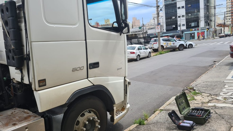 Bloqueadores de sinal encontrados no veículo — Foto: Polícia Rodoviária de Campinas 4º BPRv - 2ª Cia