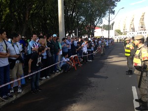 Argentinos procuram ingressos em Porto Alegre para a Copa do Mundo (Foto: Caetanno Freitas/G1)