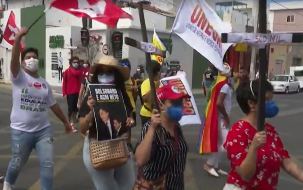 Manifestantes protestam contra Bolsonaro e a favor da vacina em Juazeiro — Foto: Reprodução/TV Bahia