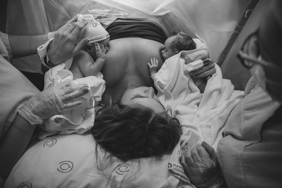 Isa Scherer publica primeiras fotos do nascimento dos gêmeos