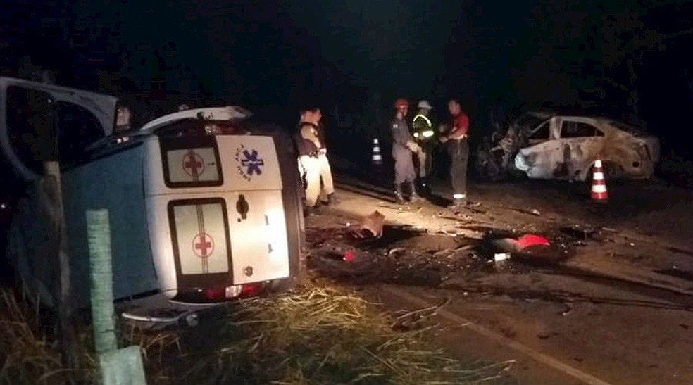 Acidente Entre Carro E Ambulância Deixa Mortos E Feridos Na Mgc 120