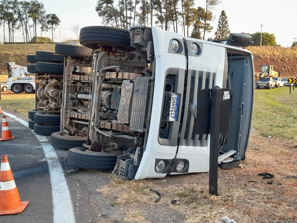 Caminhão tomba na Rodovia Luiz de Queiroz em Piracicaba  — Foto: Edijan Del Santo/EPTV 