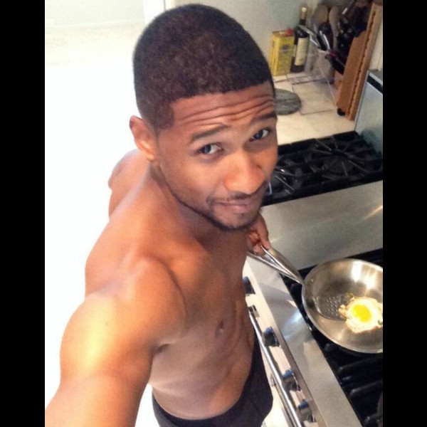 Cuidado, Usher! É um perigo cozinhar usando apenas roupa de baixo. Já pensou se espirra óleo quente dessa frigideira? (Foto: Twitter)