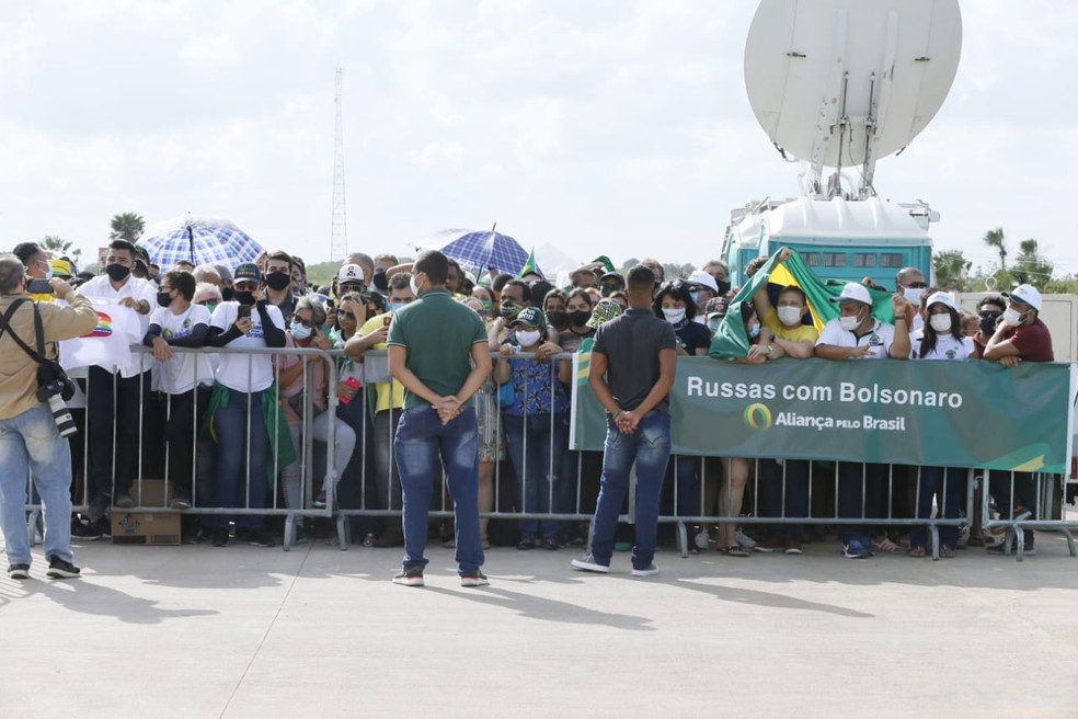 Multidão à espera da visita de Bolsonaro na BR 222, divisa entre Fortaleza e Caucaia — Foto: Kid Júnior/SVM