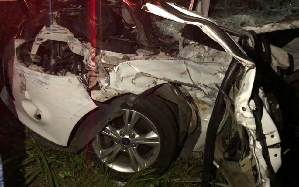 Carro ficou destruÃ­do apÃ³s acidente na Bahia (Foto: Site do Voz da Bahia/ Marcus Augusto)