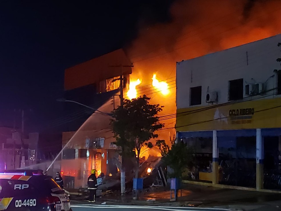 Bombeiros controlaram incêndio em lojas na região central de Cuiabá — Foto: Jorge Sírio/TVCA 