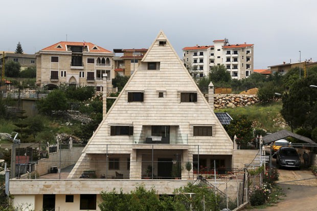 Casa em forma de pirâmide na cidade de Miziara, no Líbano (Foto: Aziz Taher/Reuters)
