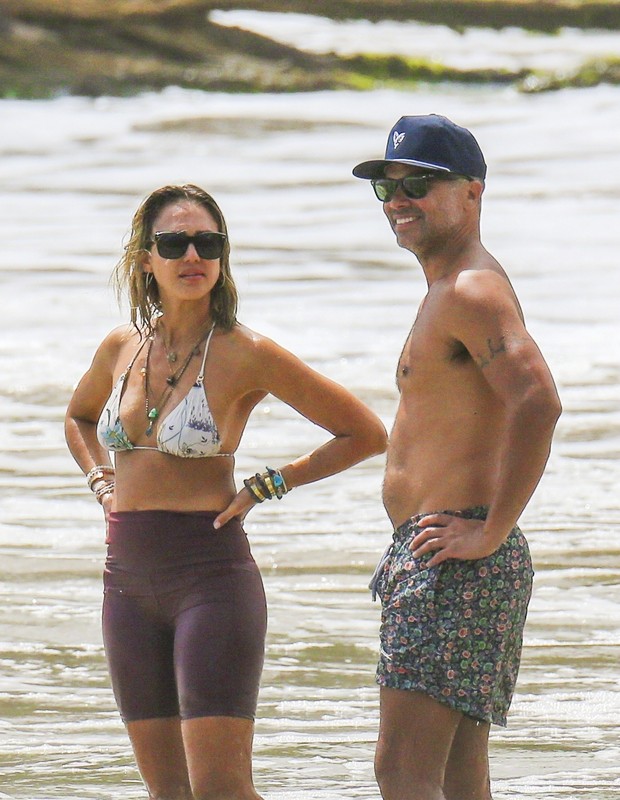 Photo © 2022 Backgrid/The Grosby Group27 APRIL 2022 Kauai, HI  - *EXCLUSIVE*  - * Jessica Alba and Cash Warren share PDA frolicking in the ocean while vacationing in Kauai, HI. She looked in great shape in a bikini top and biker shorts braving the wav (Foto: Backgrid/The Grosby Group)