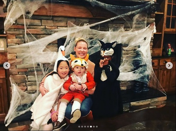 Katherine Heigl com as duas filhas e o filho (Foto: Instagram)
