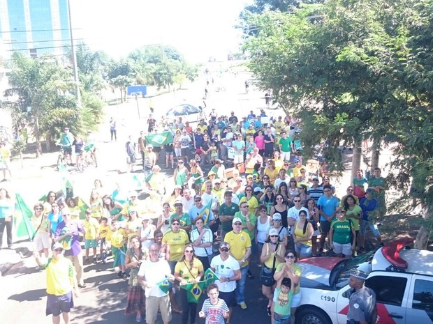 G1 - Grupo protesta na região de Bauru e Marília contra a