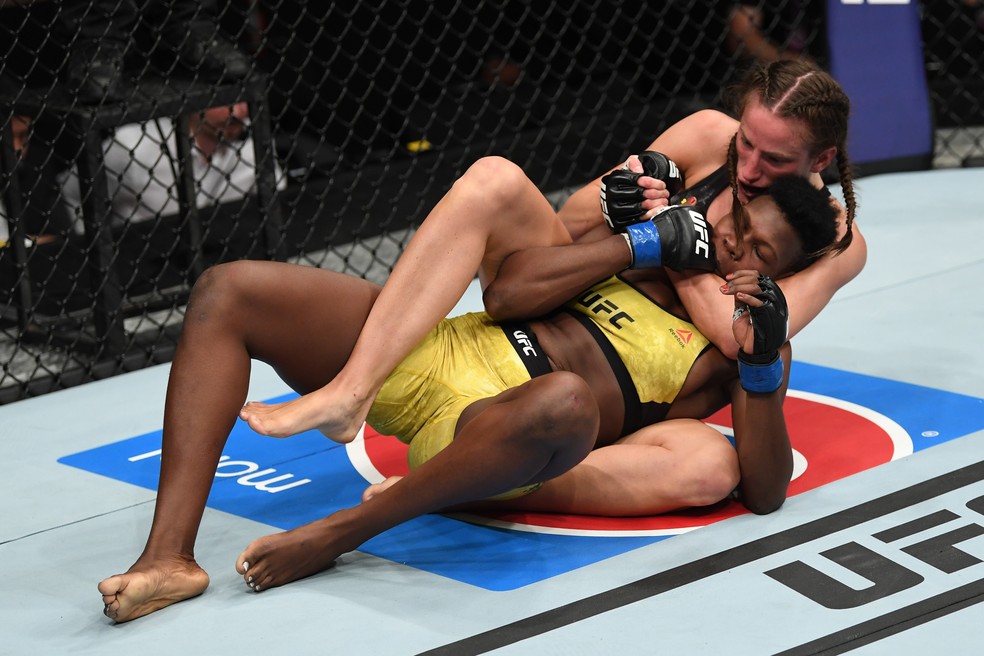 Bea Malecki finalizou Duda Cowboyzinha no UFC Estocolmo â?? Foto: Getty Images
