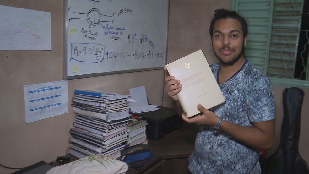 Lucas, de 17 anos, fazia brigadeiros para pagar cursinho pré-vestibular.  — Foto: TV Globo/Reprodução