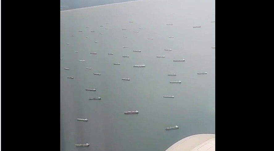 Vídeo que circula nas redes sociais mostra o que seriam navios aguardando para cruzar o Canal do Panamá, na semana passada