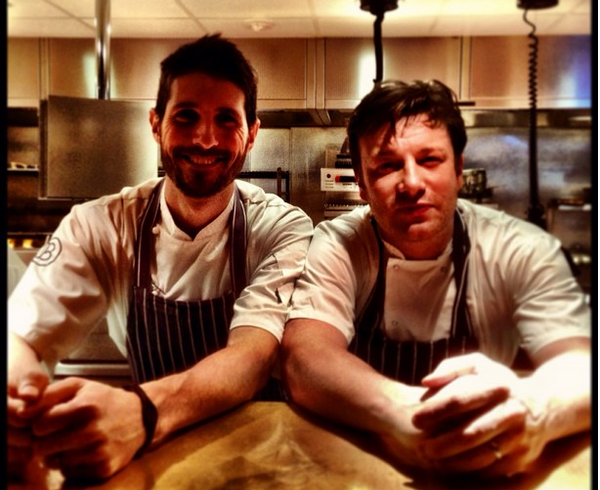 O chef e apresentador Jamie Oliver com um dos cozinheiros de sua rede de churrascarias em Londres (Foto: Instagram)