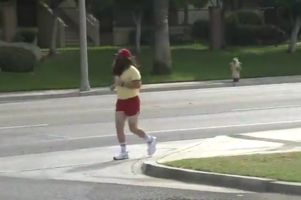 Um flagrante do fã de Forrest Gump (1994) em sua maratona pelo estado da Califórnia (Foto: Twitter)