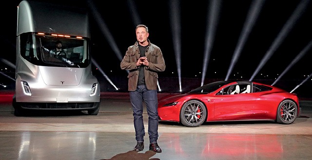 Elon Musk, CEO da Tesla, vem se mostrando falante demais, a ponto de receber multa do governo. Alguém vai contê-lo? (Foto: Tesla Motors/ Sputnik)