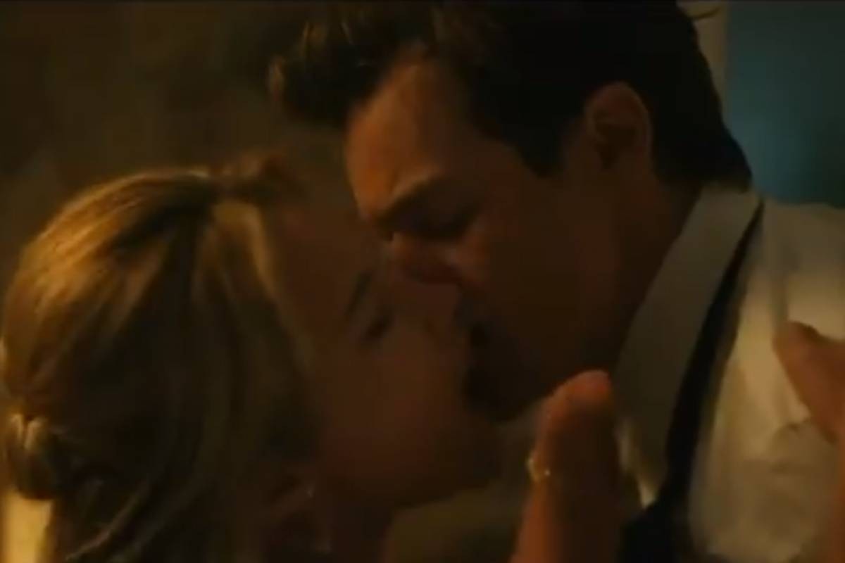 O beijo intenso de Harry Styles e Florence Pugh em Don’t Worry Darling (2021), dirigido por Olivia Wilde (Foto: Reprodução)